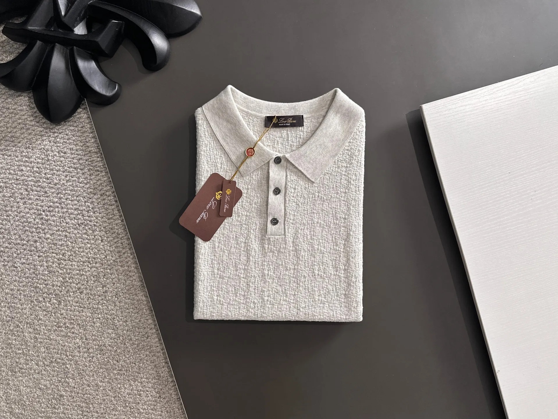 Next day shipment LP high quality Loro Piana 26ss New Arrival men's short-sleeved T-shirt Made of combed cotton yarn knitted cotton fabric, no pressure when entering and exiting the counter Exclusive control of raw materials It feels substantial when weighed, and the upper body is more textured than ordinary T-shirts. This texture can cope with the weather easily and is suitable for both hot and cold! Loose fit design, looks noble. The only correct version is available Size: M to XXXL